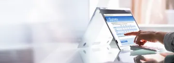 Eine Hand füllt eine Online-Umfrage auf einem Tablet-PC aus