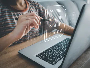 © MarutStudio - stock.adobe.com Person nutzt Laptop zur digitalen Umfrage oder Checkliste. Virtuelle Formulare mit Häkchen erscheinen über der Tastatur. Online-Befragung oder Aufgabenliste.
