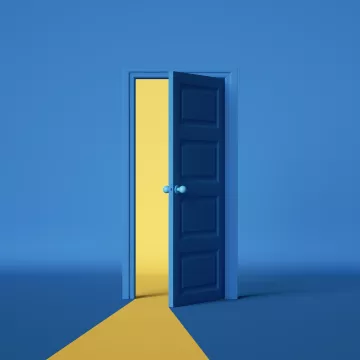 © NeoLeo - stock.adobe.com Zu sehen ist eine hellblaue Wand mit einer dunkelblauen Türe. Die Türe ist leicht geöffnet und der Türspalt ist gelb gefärbt.