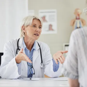 © Siphosethu F/peopleimages.com - stock.adobe.com Zu sehen ist eine Ärztin, die mit einer Patientin spricht