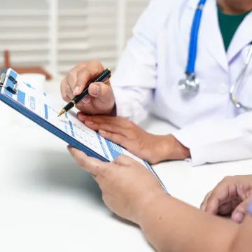 2 Personen halten ein Klemmbrett