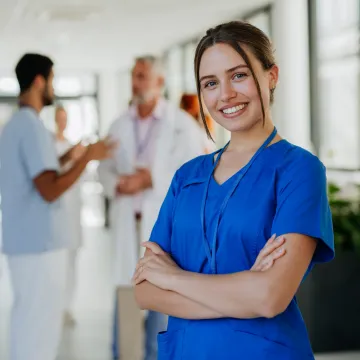 Porträt einer Krankenschwester im Krankenhausflur