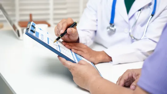 2 Personen halten ein Klemmbrett