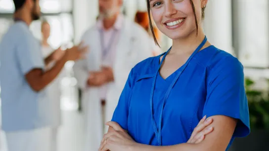 Porträt einer Krankenschwester im Krankenhausflur